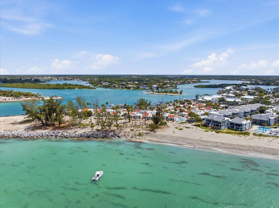 For Sale: $779,000 (2 beds, 2 baths, 1049 Square Feet)