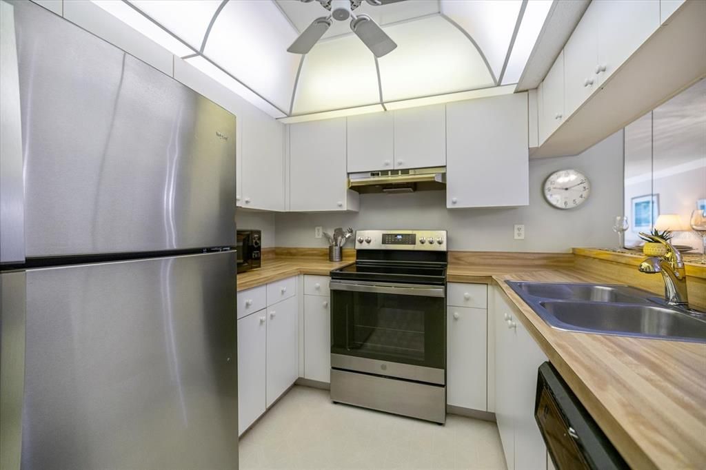 For Sale: $170,000 (2 beds, 2 baths, 1062 Square Feet)