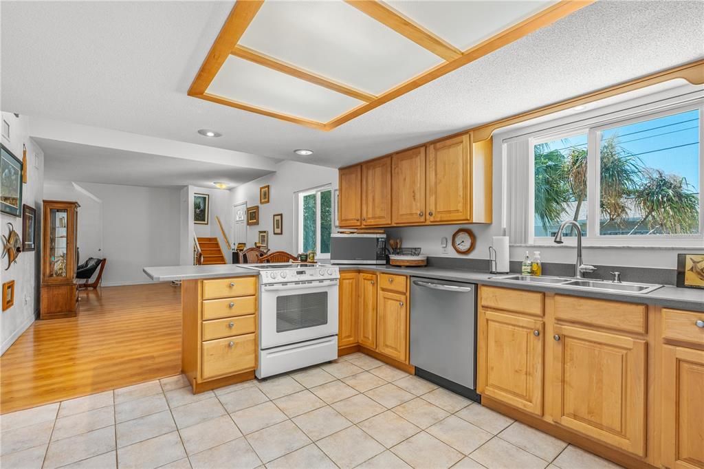На продажу: $595,000 (3 спален, 2 ванн, 1772 Квадратных фут)