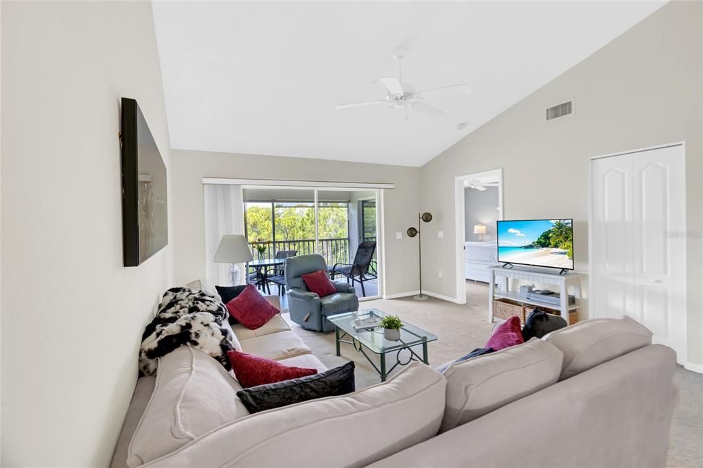 For Sale: $344,900 (2 beds, 2 baths, 1238 Square Feet)