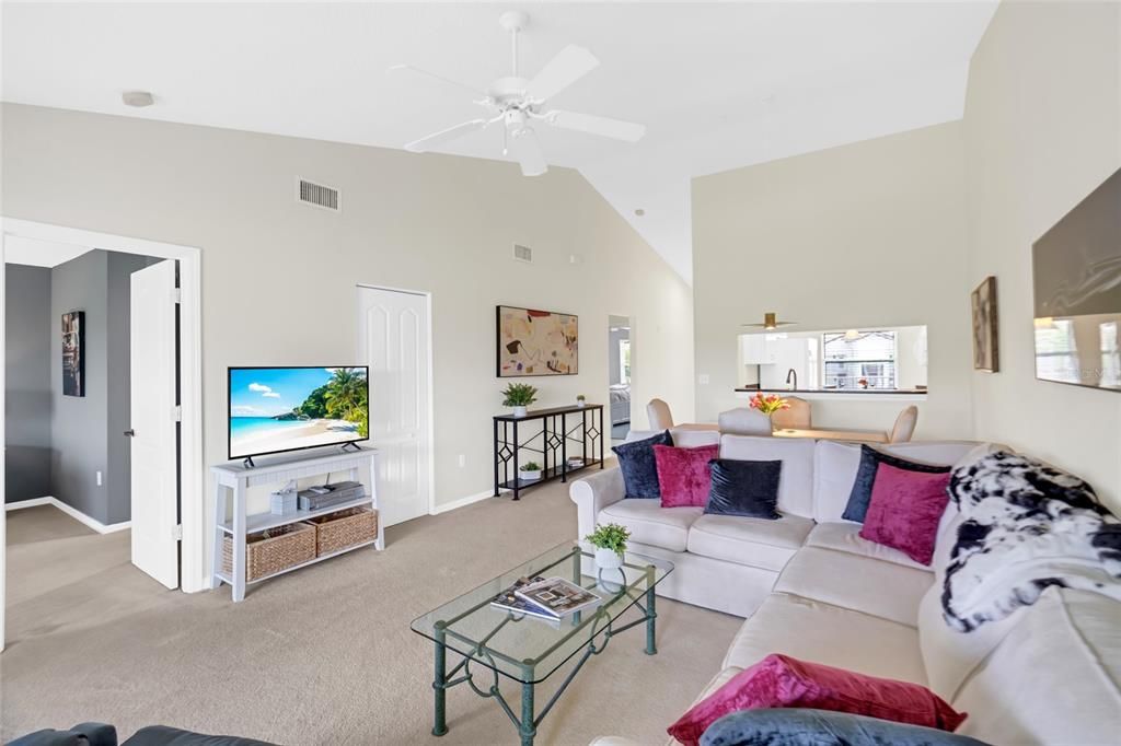 For Sale: $344,900 (2 beds, 2 baths, 1238 Square Feet)