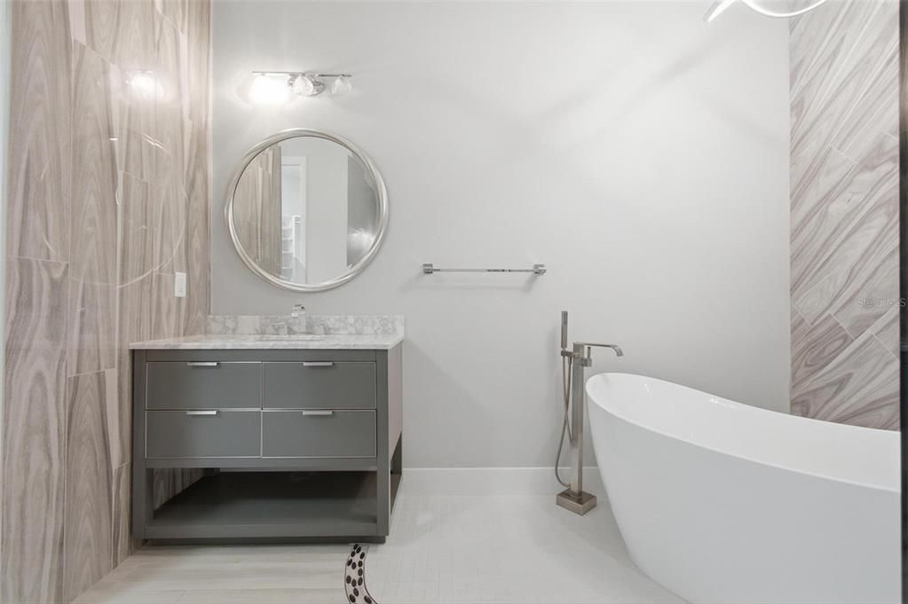 For Sale: $550,000 (2 beds, 2 baths, 2201 Square Feet)