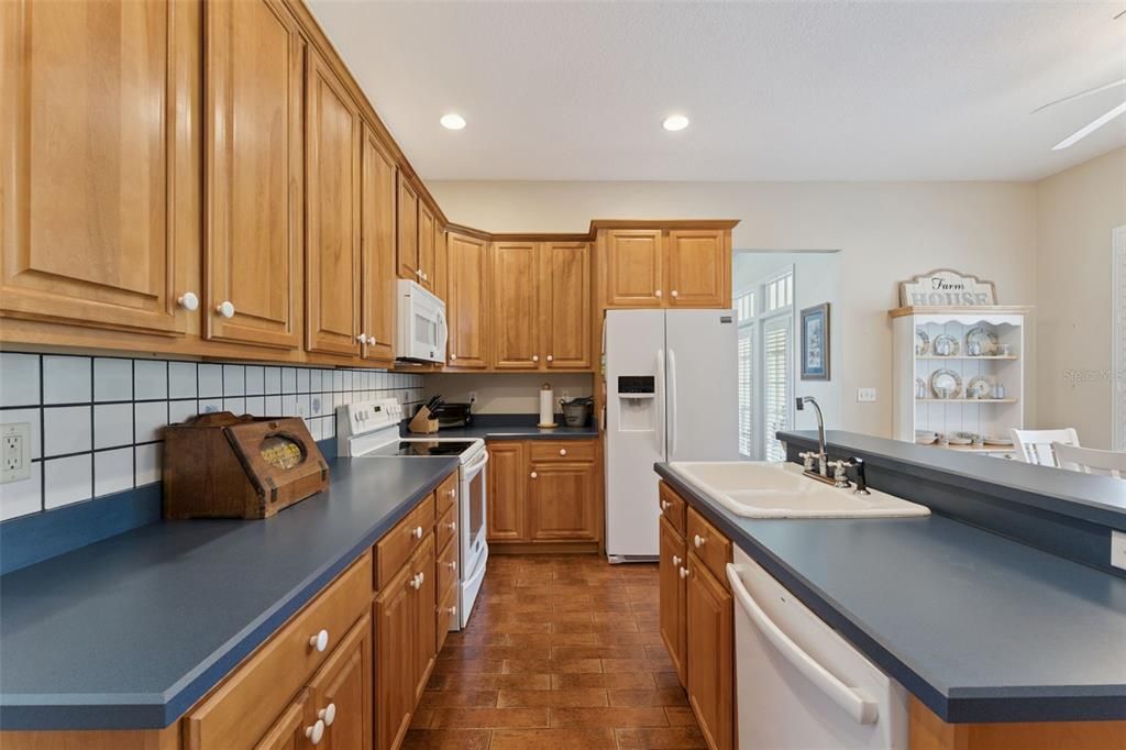 Activo con contrato: $825,000 (3 camas, 2 baños, 2063 Pies cuadrados)