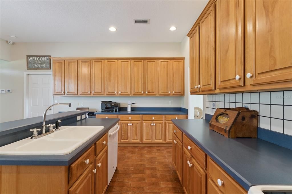 Activo con contrato: $825,000 (3 camas, 2 baños, 2063 Pies cuadrados)