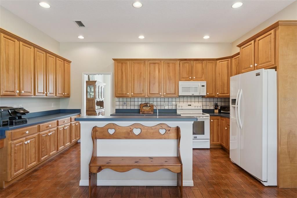 Activo con contrato: $825,000 (3 camas, 2 baños, 2063 Pies cuadrados)