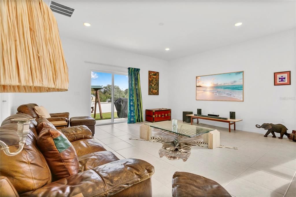 En Venta: $390,000 (4 camas, 3 baños, 2209 Pies cuadrados)