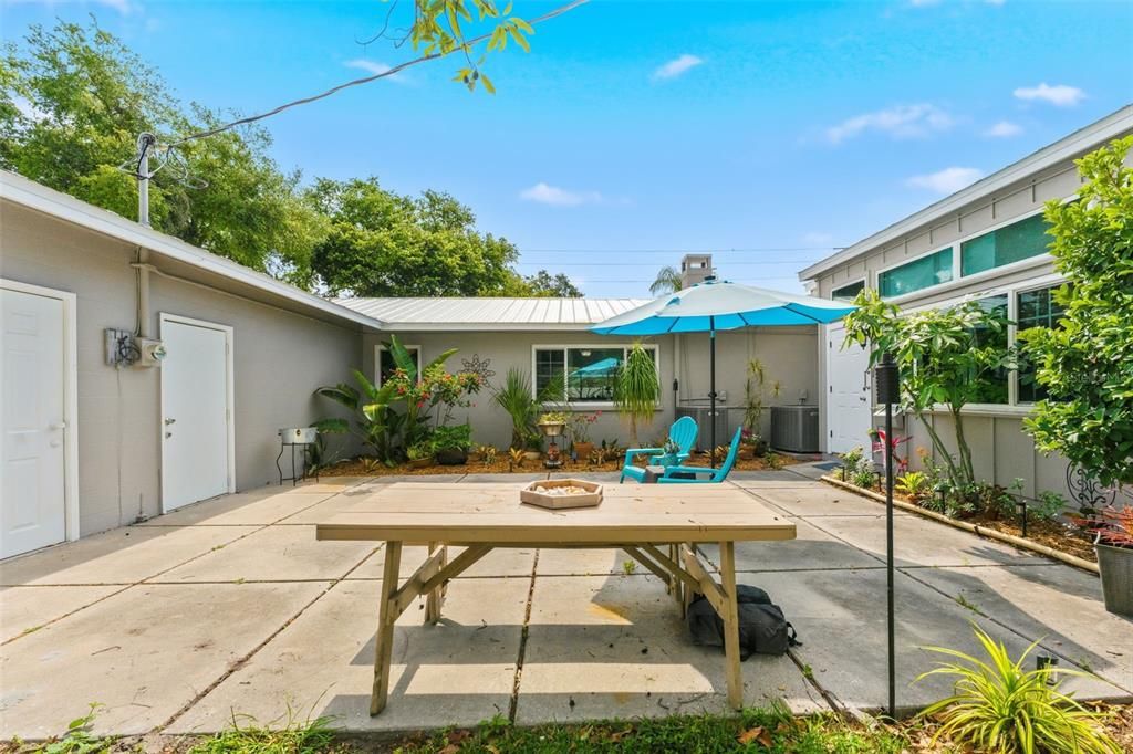 Active With Contract: $850,000 (4 beds, 3 baths, 2772 Square Feet)