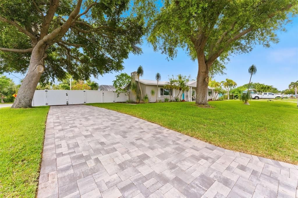 Active With Contract: $850,000 (4 beds, 3 baths, 2772 Square Feet)