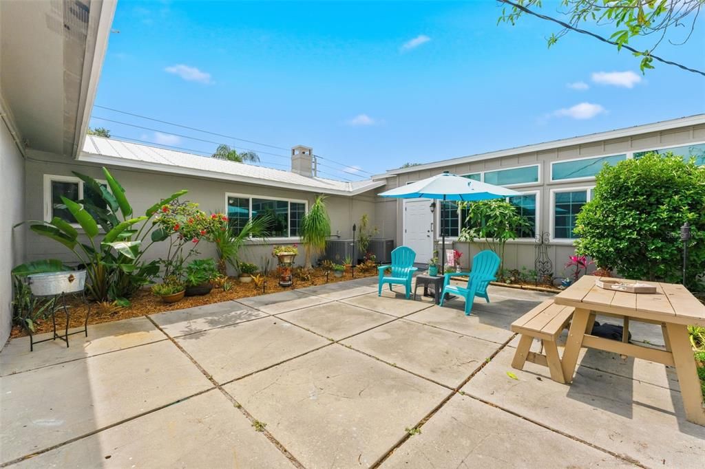 Active With Contract: $850,000 (4 beds, 3 baths, 2772 Square Feet)