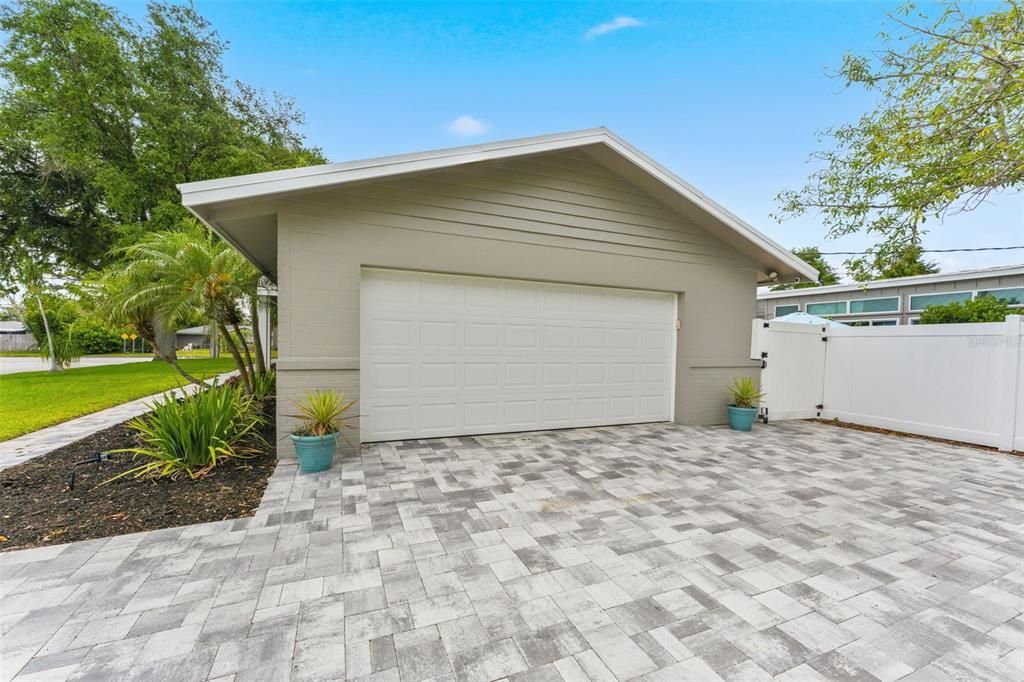 Active With Contract: $850,000 (4 beds, 3 baths, 2772 Square Feet)