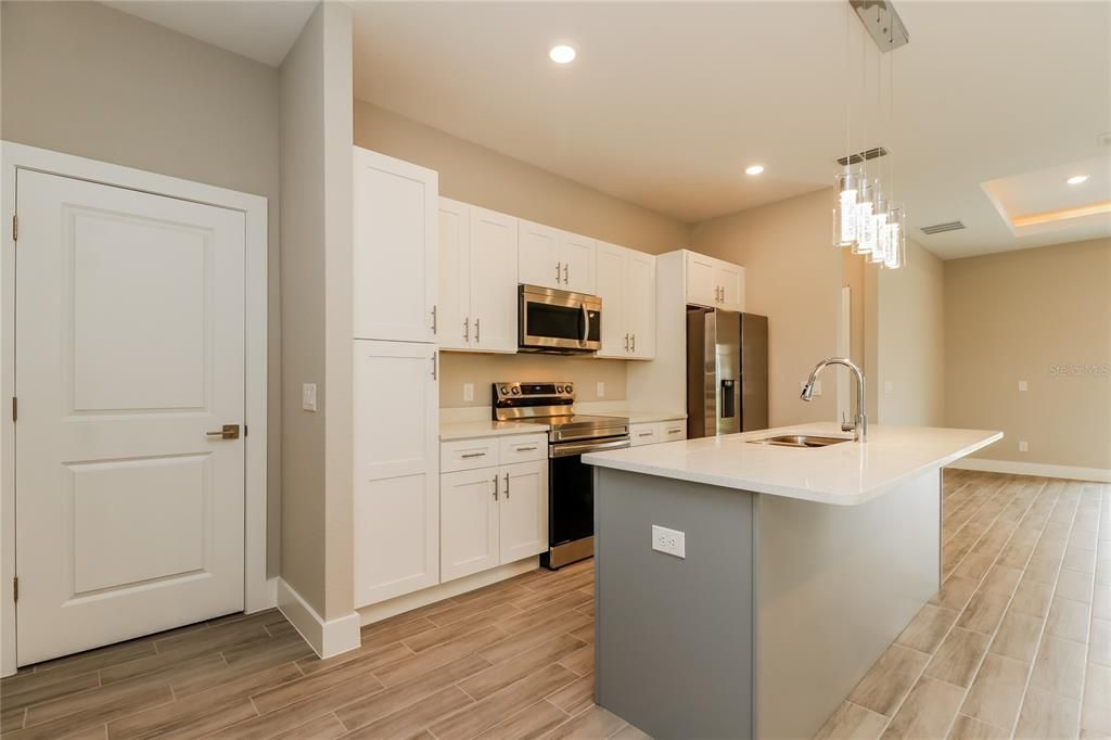 For Rent: $2,085 (4 beds, 2 baths, 1670 Square Feet)