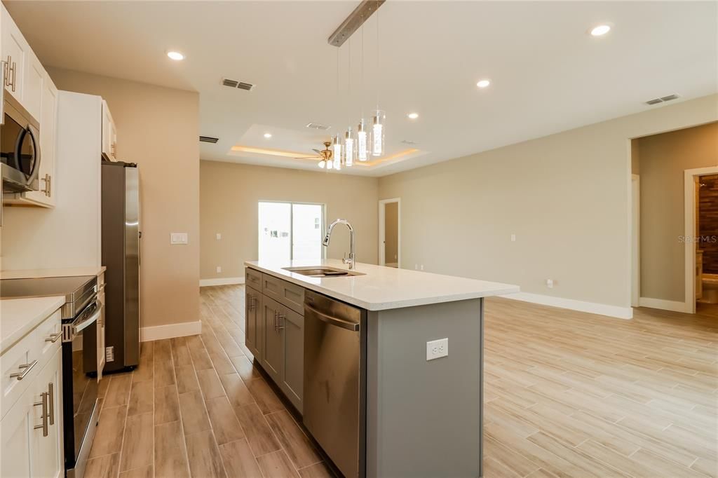 For Rent: $2,085 (4 beds, 2 baths, 1670 Square Feet)