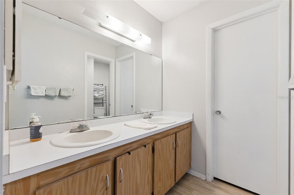 For Sale: $190,000 (2 beds, 2 baths, 1244 Square Feet)