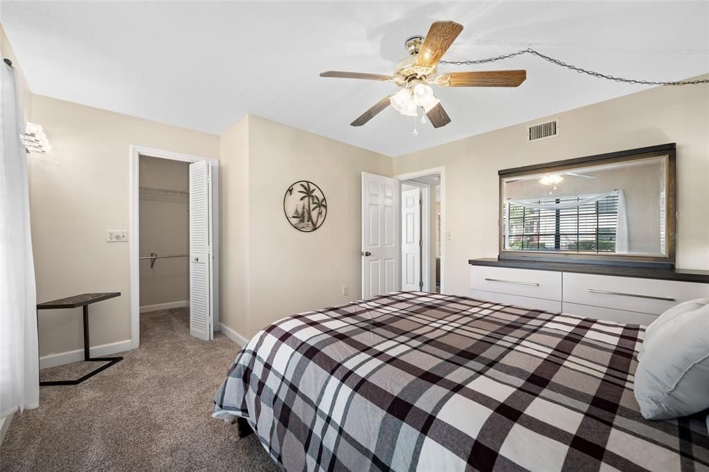 Active With Contract: $159,900 (2 beds, 1 baths, 860 Square Feet)