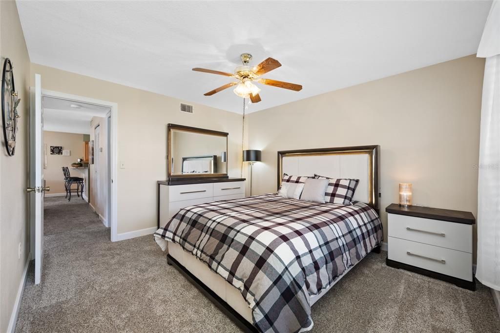 Active With Contract: $159,900 (2 beds, 1 baths, 860 Square Feet)