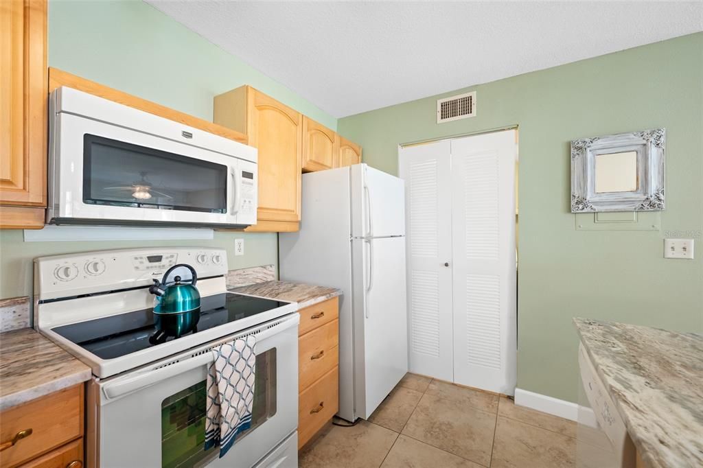 Active With Contract: $159,900 (2 beds, 1 baths, 860 Square Feet)