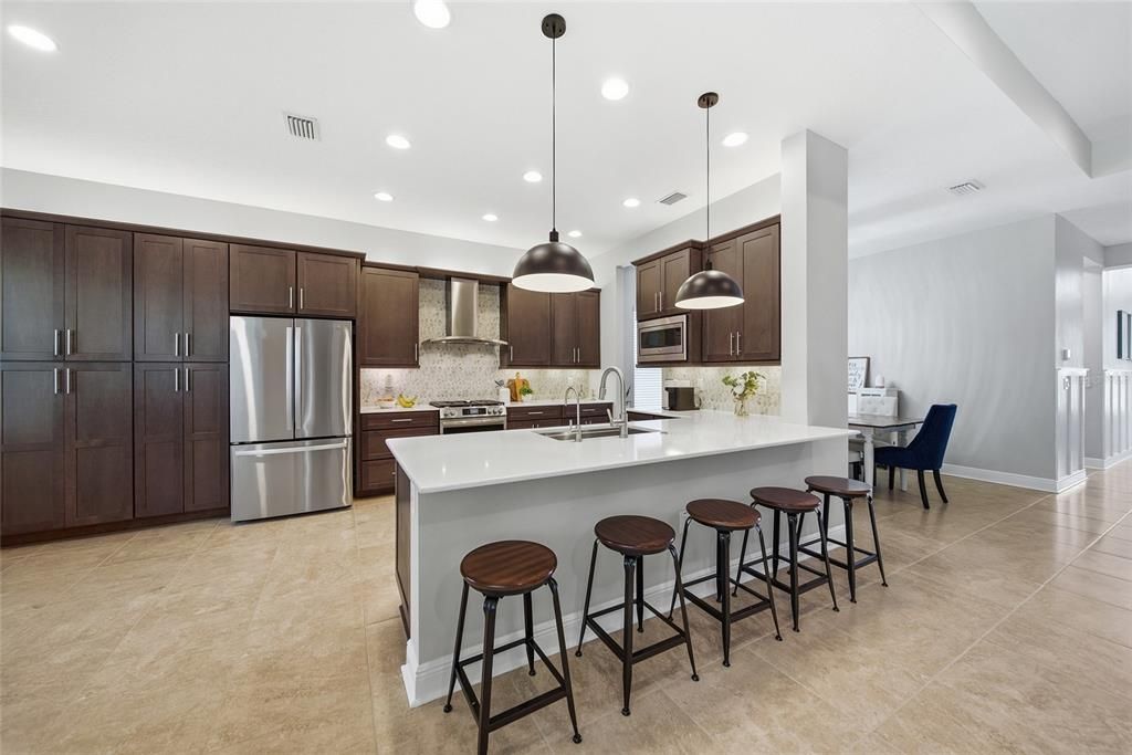 Activo con contrato: $874,900 (4 camas, 3 baños, 2987 Pies cuadrados)
