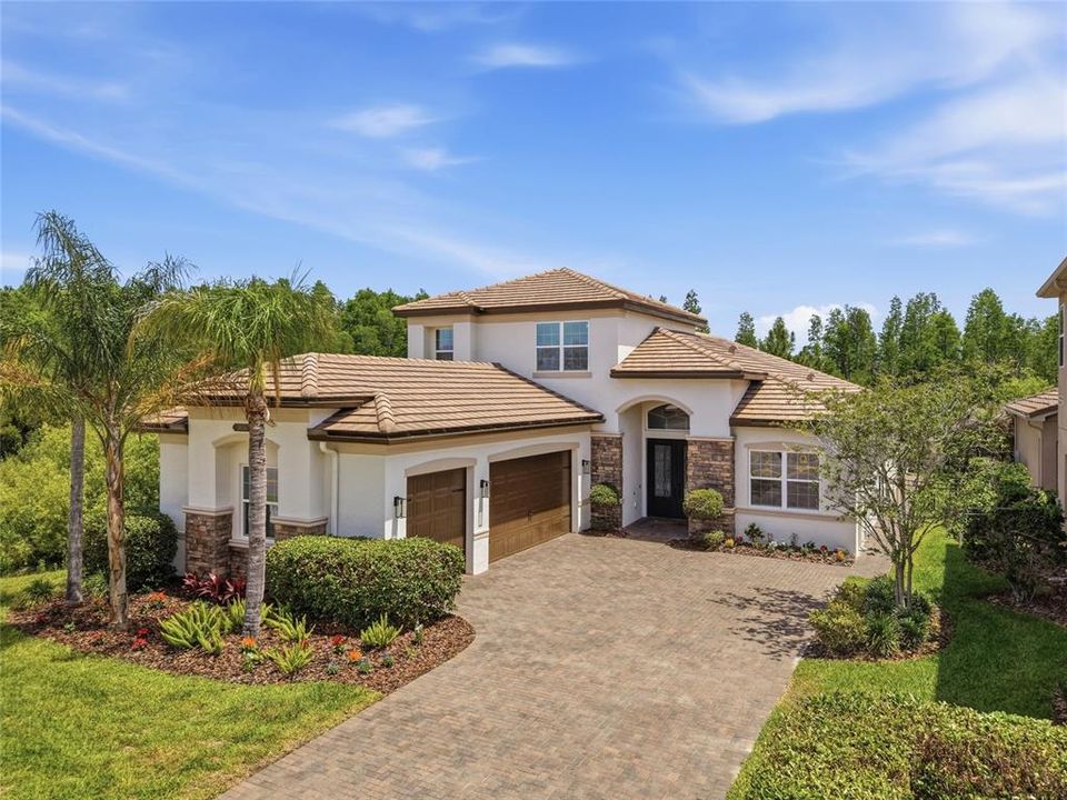 Activo con contrato: $874,900 (4 camas, 3 baños, 2987 Pies cuadrados)