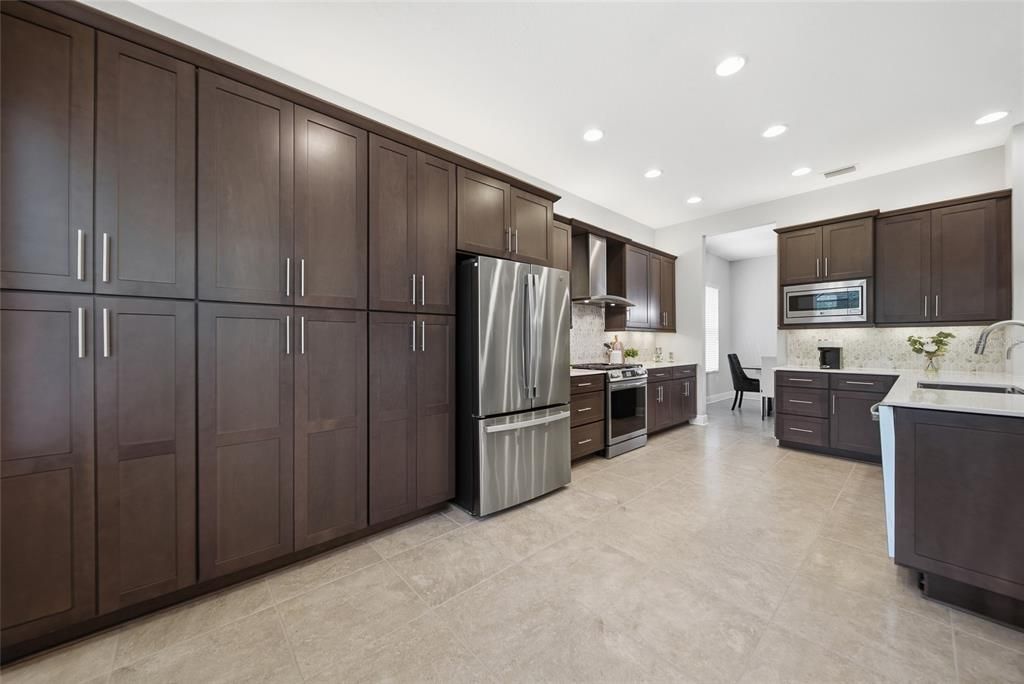 Activo con contrato: $874,900 (4 camas, 3 baños, 2987 Pies cuadrados)