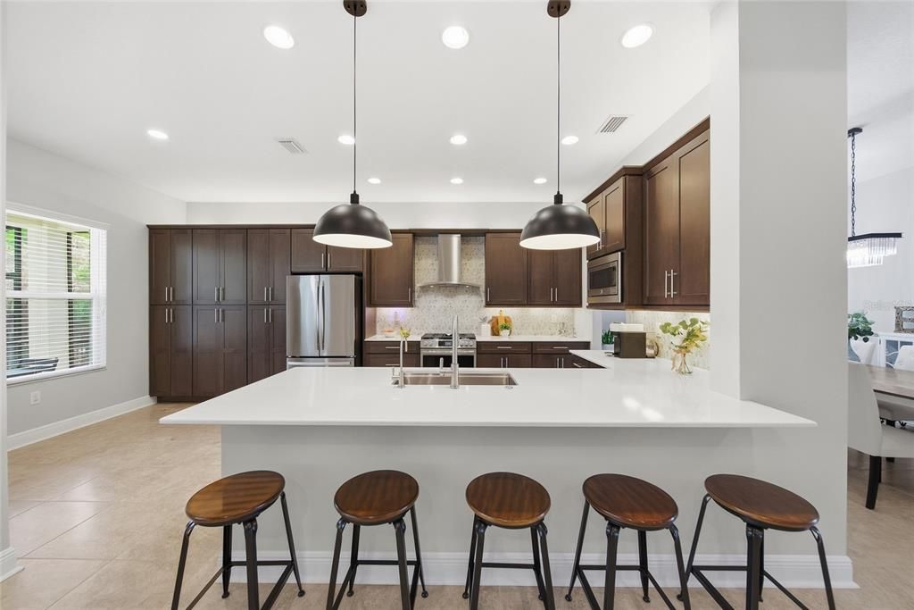 Activo con contrato: $874,900 (4 camas, 3 baños, 2987 Pies cuadrados)