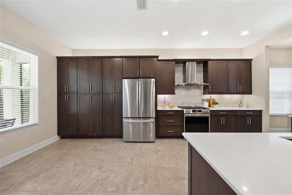 Activo con contrato: $874,900 (4 camas, 3 baños, 2987 Pies cuadrados)