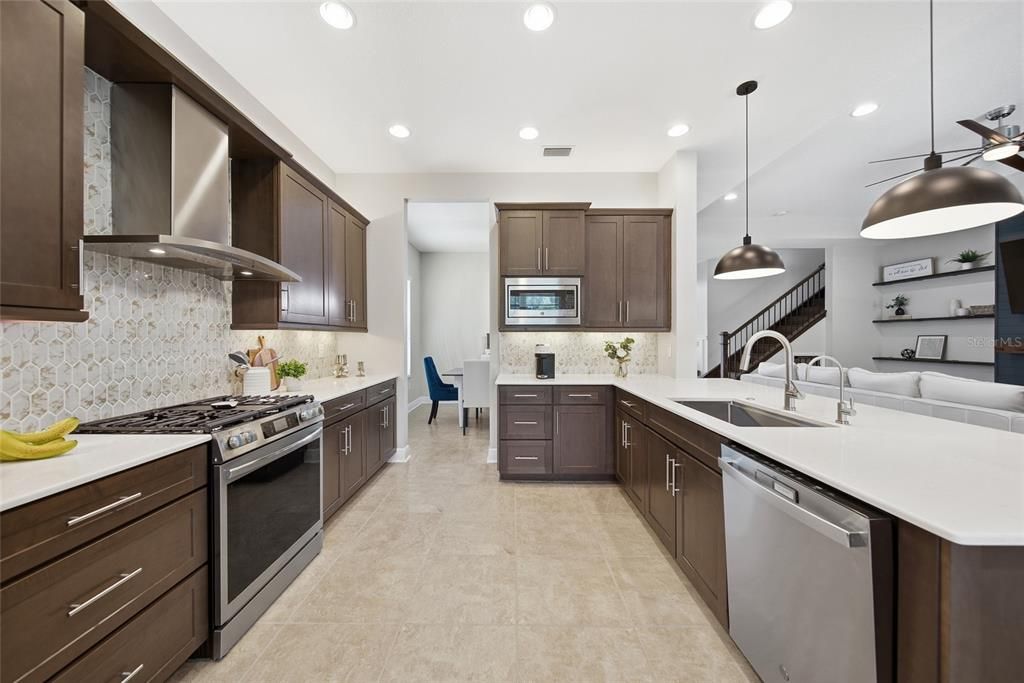 Activo con contrato: $874,900 (4 camas, 3 baños, 2987 Pies cuadrados)