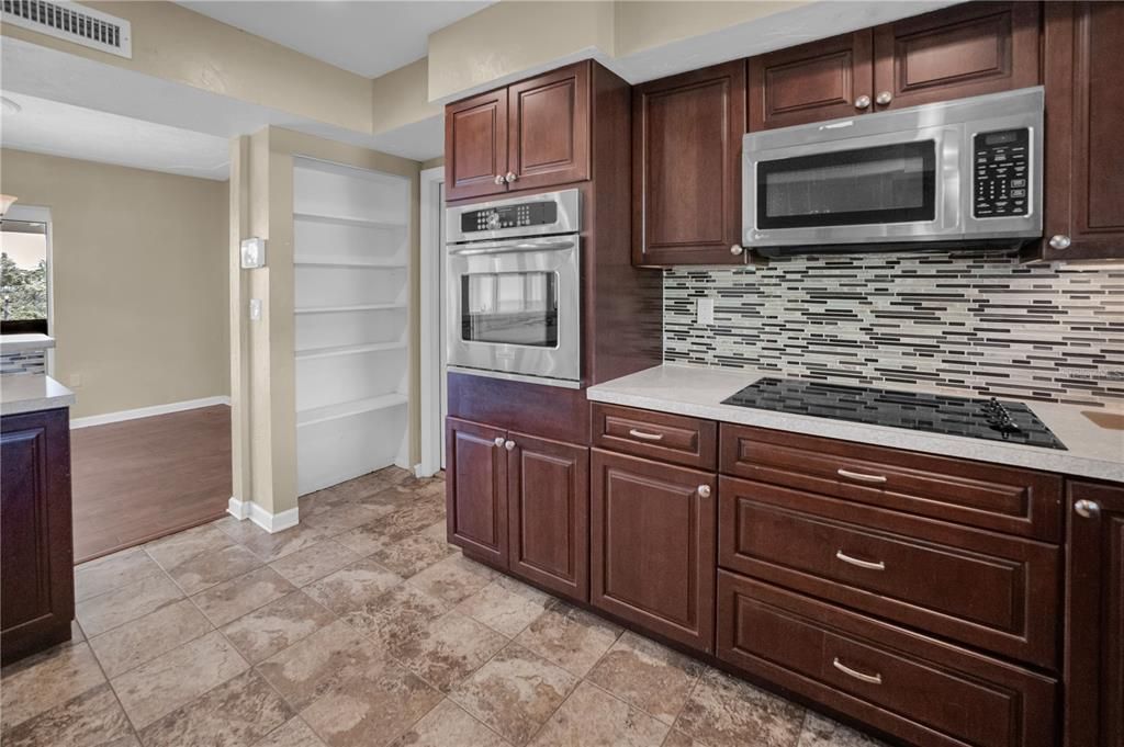 Activo con contrato: $367,500 (3 camas, 2 baños, 1528 Pies cuadrados)