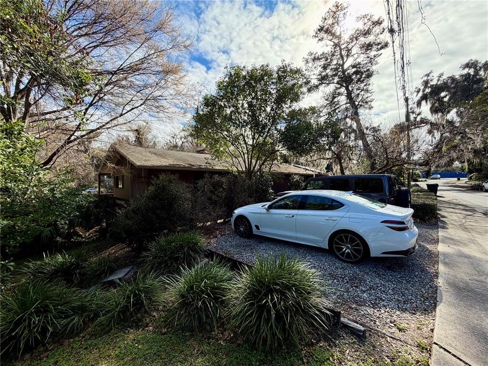 Activo con contrato: $825,000 (5 camas, 3 baños, 3245 Pies cuadrados)