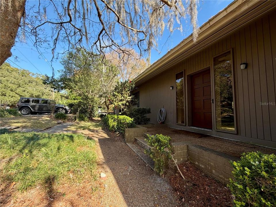 Activo con contrato: $825,000 (5 camas, 3 baños, 3245 Pies cuadrados)