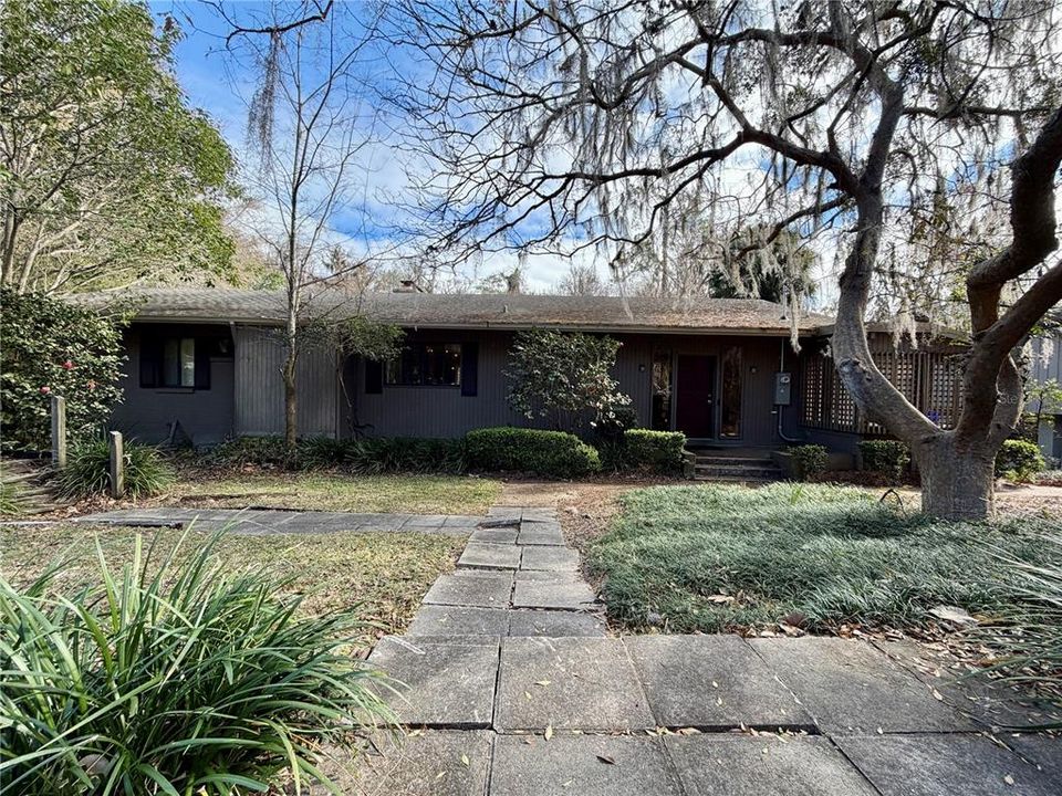 Activo con contrato: $825,000 (5 camas, 3 baños, 3245 Pies cuadrados)
