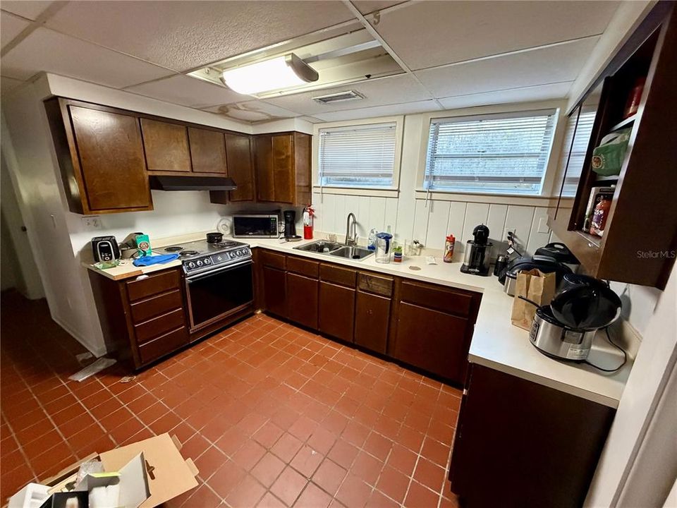 Activo con contrato: $825,000 (5 camas, 3 baños, 3245 Pies cuadrados)