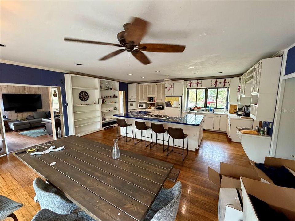 Activo con contrato: $825,000 (5 camas, 3 baños, 3245 Pies cuadrados)