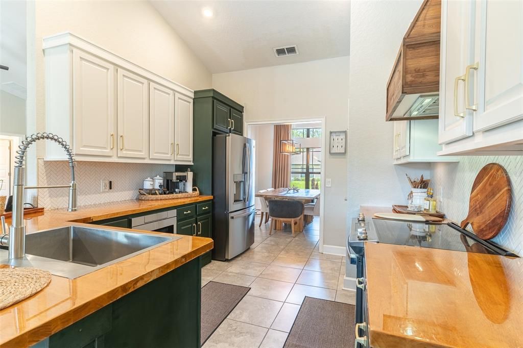En Venta: $425,000 (4 camas, 2 baños, 2169 Pies cuadrados)