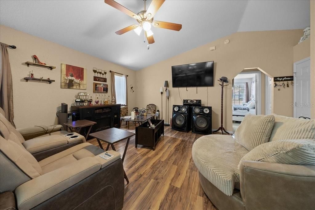 For Sale: $209,900 (3 beds, 2 baths, 1182 Square Feet)