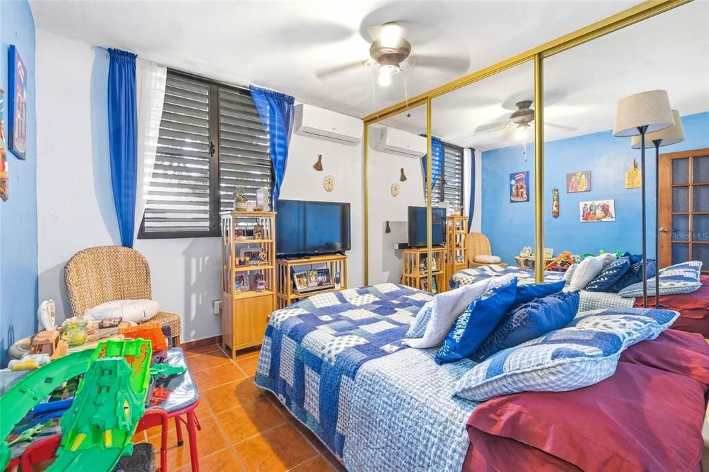 For Sale: $390,000 (3 beds, 2 baths, 1940 Square Feet)