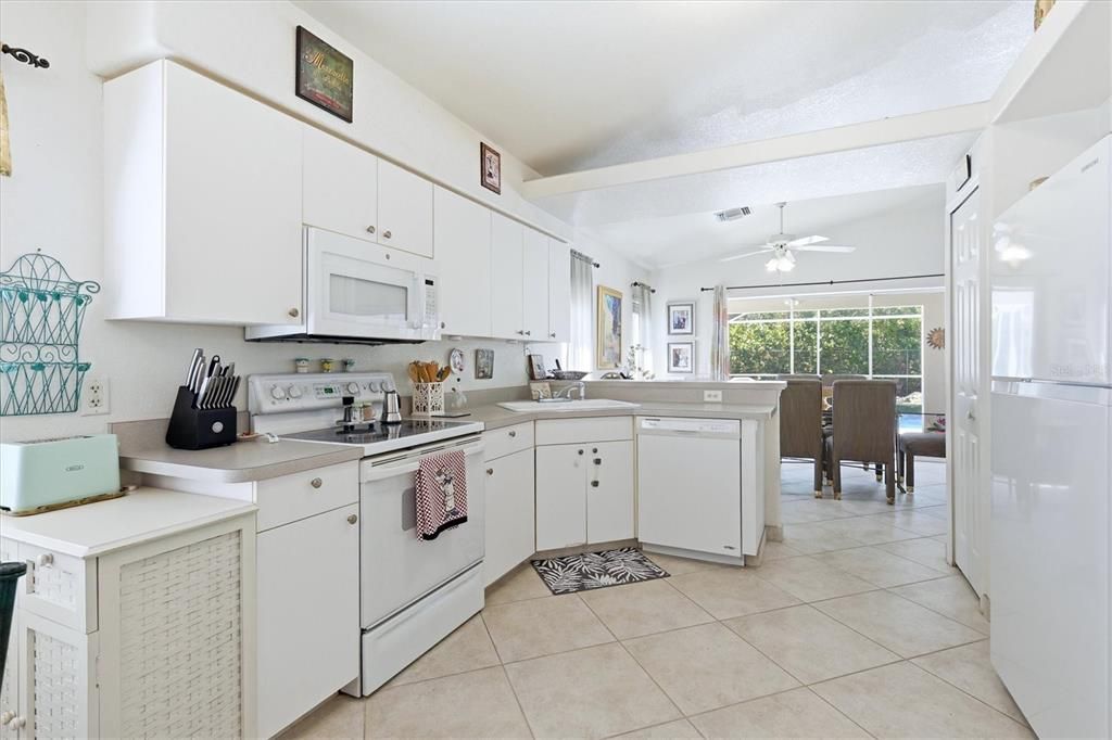 Activo con contrato: $359,000 (3 camas, 2 baños, 1648 Pies cuadrados)