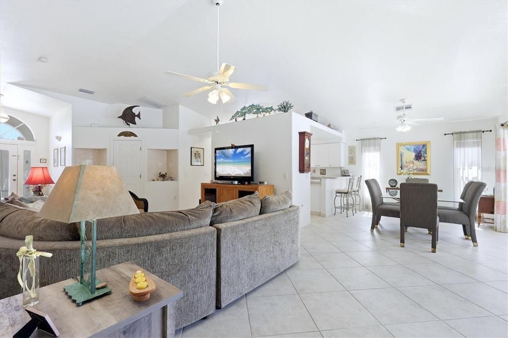 Activo con contrato: $359,000 (3 camas, 2 baños, 1648 Pies cuadrados)