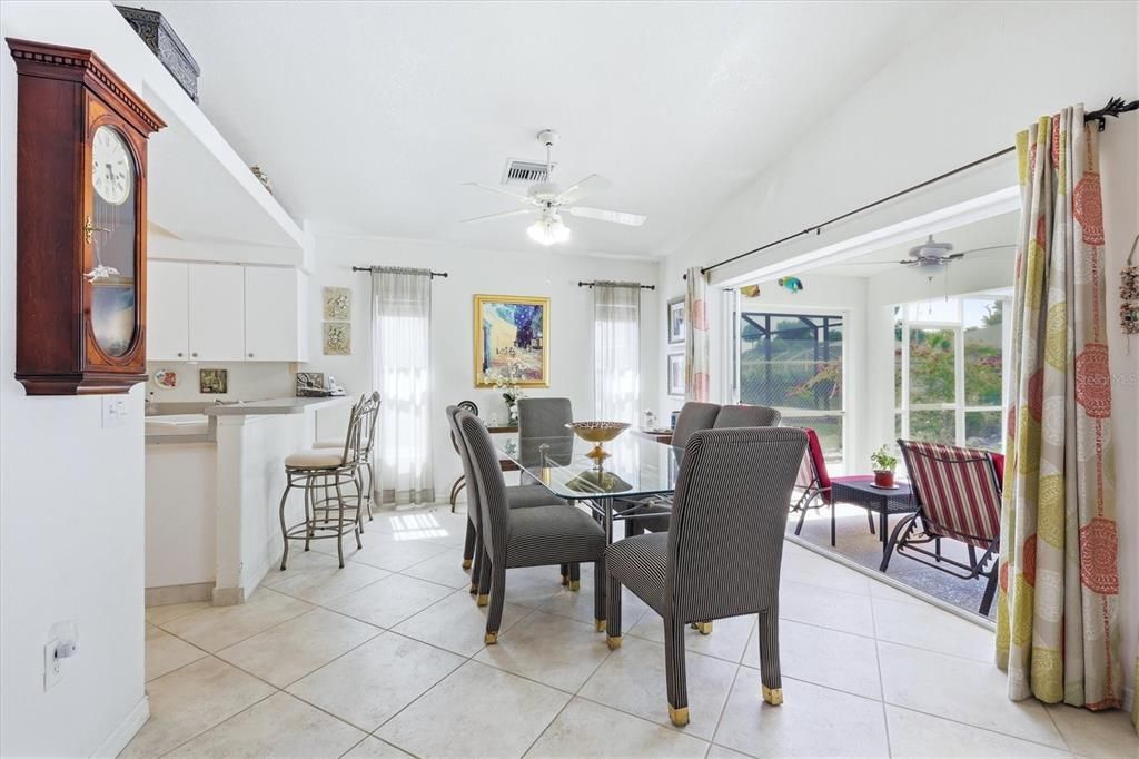 Activo con contrato: $359,000 (3 camas, 2 baños, 1648 Pies cuadrados)