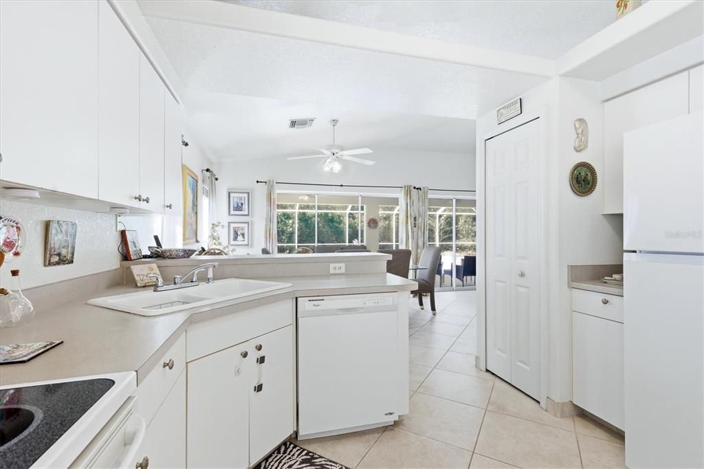 Activo con contrato: $359,000 (3 camas, 2 baños, 1648 Pies cuadrados)