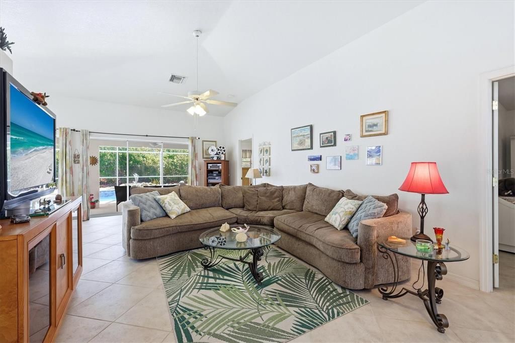 Activo con contrato: $359,000 (3 camas, 2 baños, 1648 Pies cuadrados)
