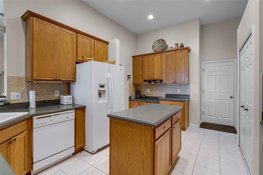 Activo con contrato: $540,000 (4 camas, 3 baños, 3173 Pies cuadrados)