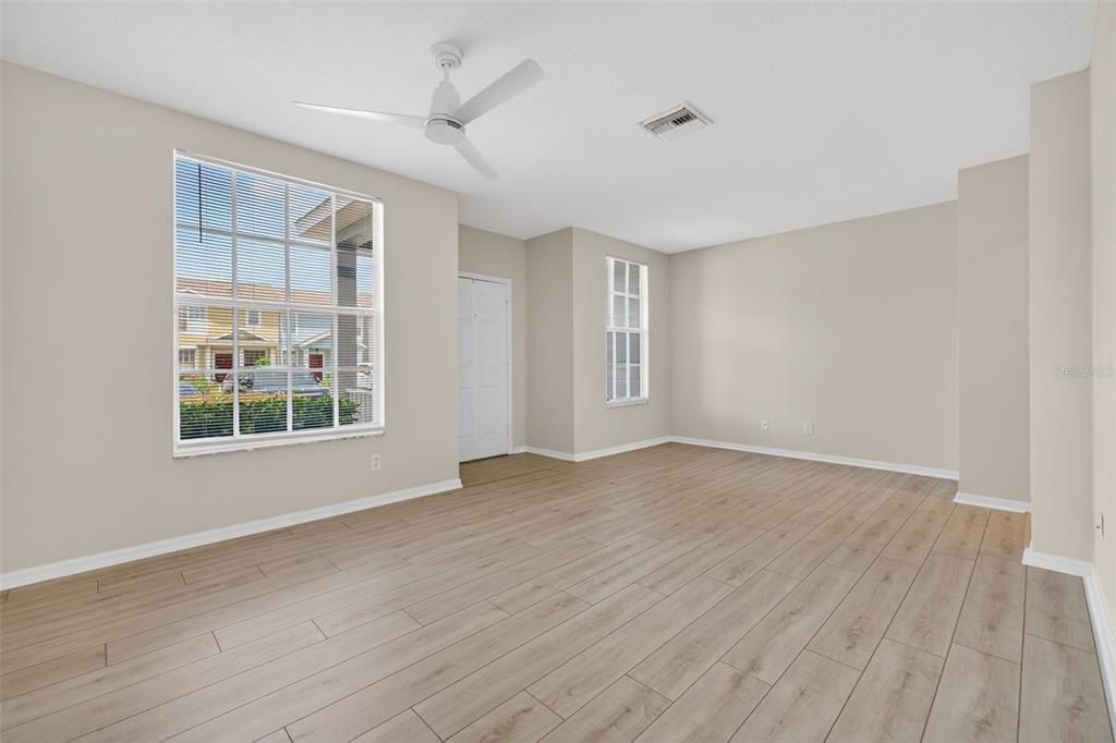 Active With Contract: $228,500 (2 beds, 2 baths, 1297 Square Feet)