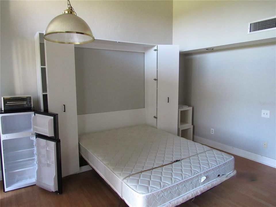 В аренду: $695 (0 спален, 1 ванн, 411 Квадратных фут)