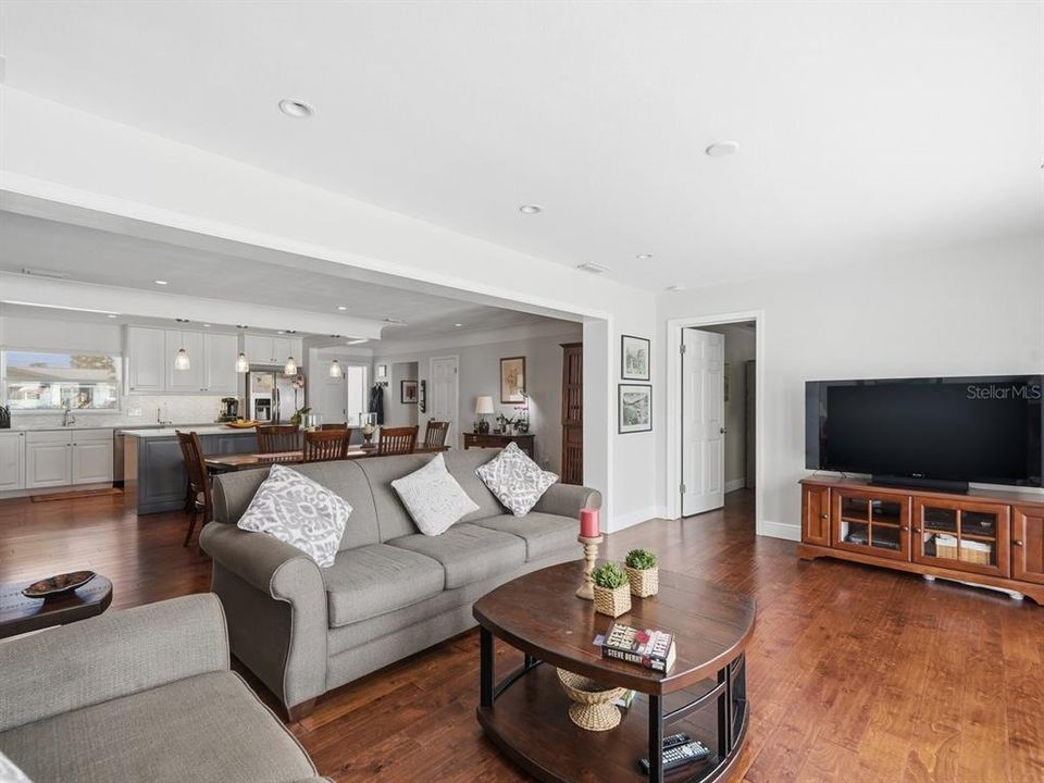 Activo con contrato: $650,000 (4 camas, 2 baños, 1970 Pies cuadrados)