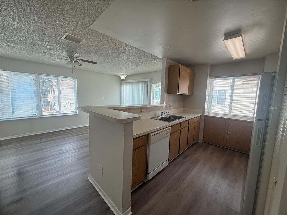 For Rent: $1,600 (2 beds, 1 baths, 924 Square Feet)