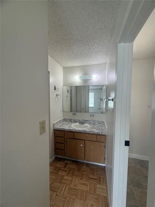 For Rent: $1,600 (2 beds, 1 baths, 924 Square Feet)
