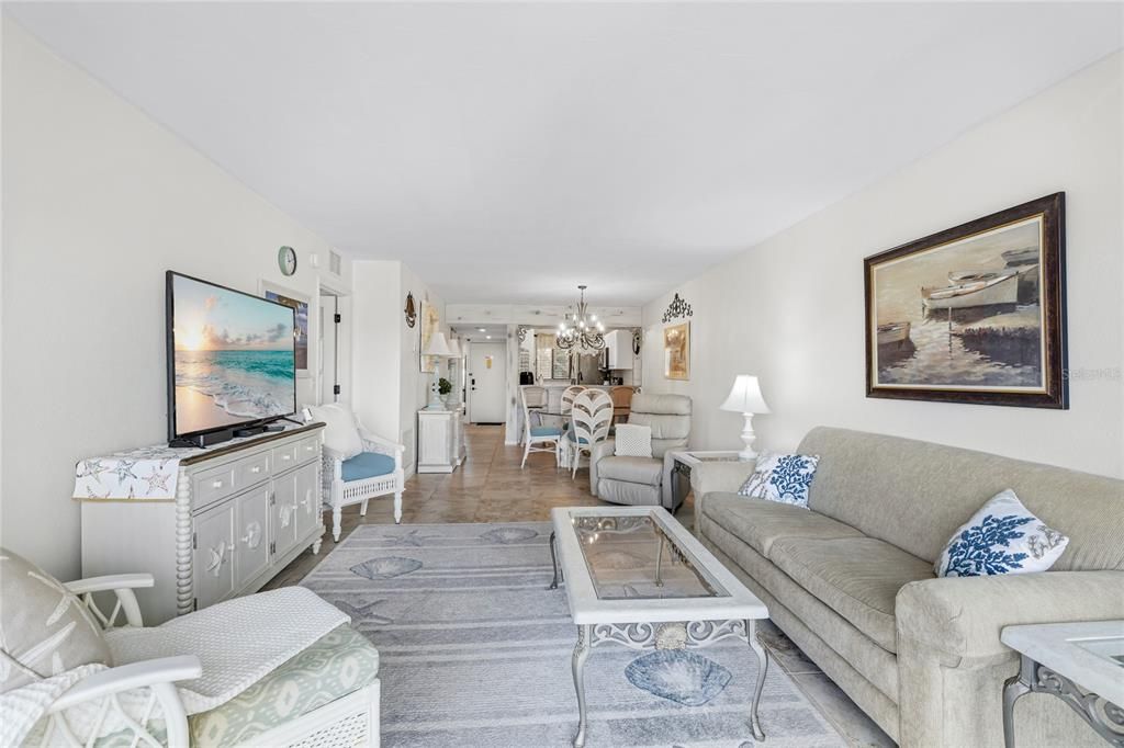 For Sale: $240,000 (2 beds, 2 baths, 1013 Square Feet)