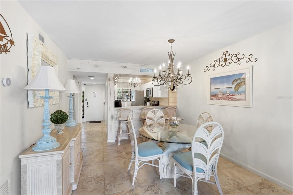 For Sale: $240,000 (2 beds, 2 baths, 1013 Square Feet)