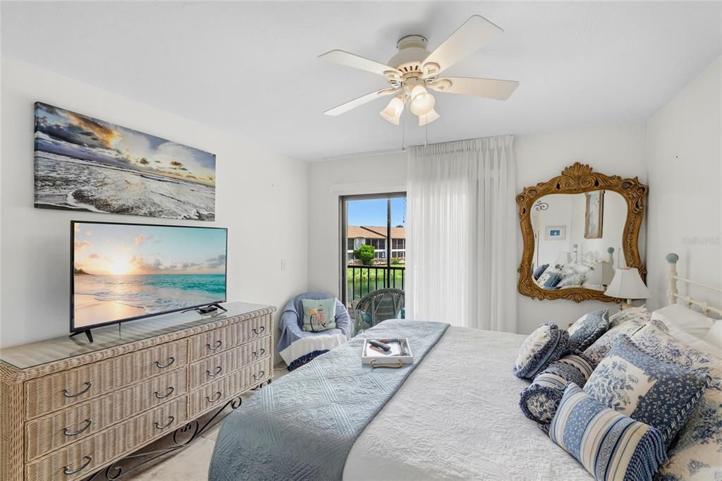 For Sale: $240,000 (2 beds, 2 baths, 1013 Square Feet)