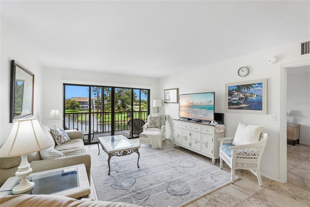 For Sale: $240,000 (2 beds, 2 baths, 1013 Square Feet)
